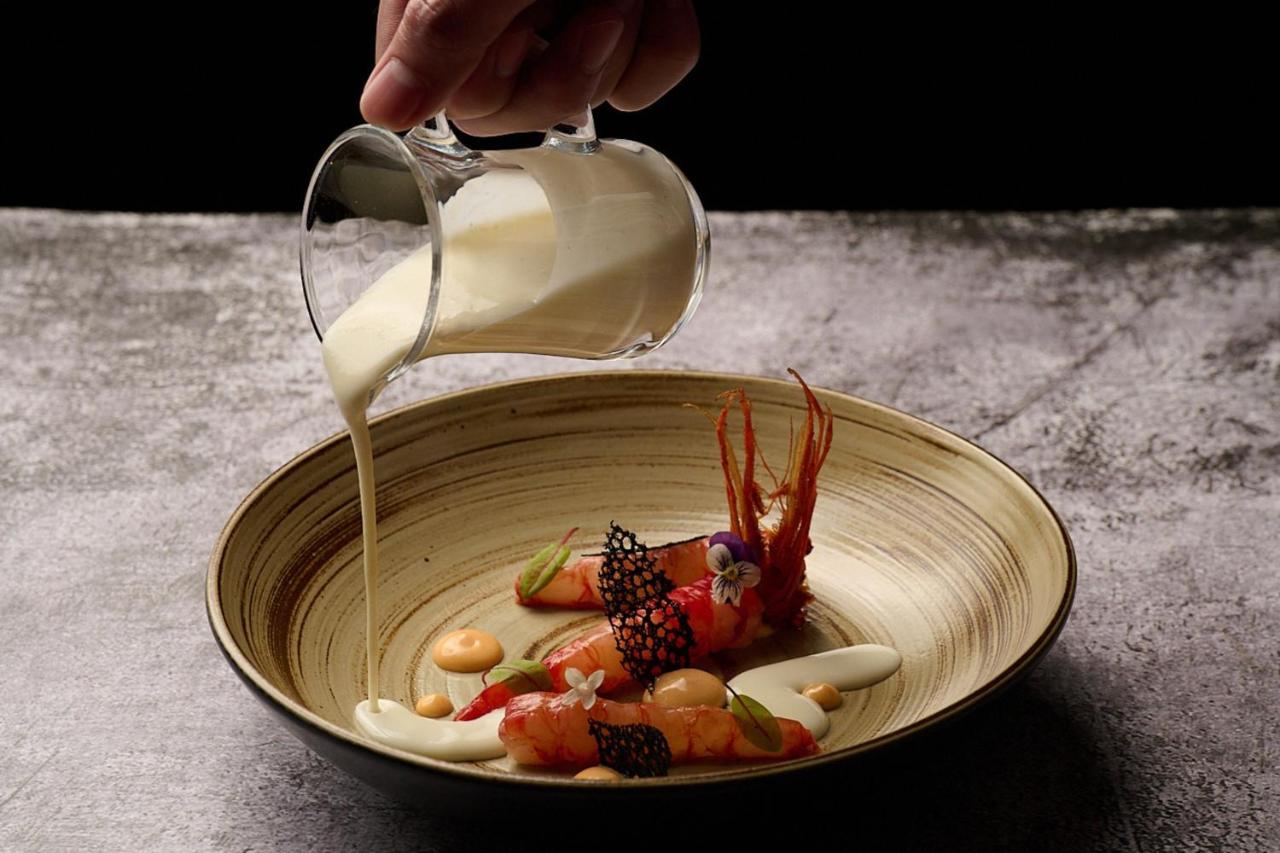 Sheraton Grande Sukhumvit, A Luxury Collection Hotel, Bangkok Exterior foto A lobster dish prepared by the restaurant