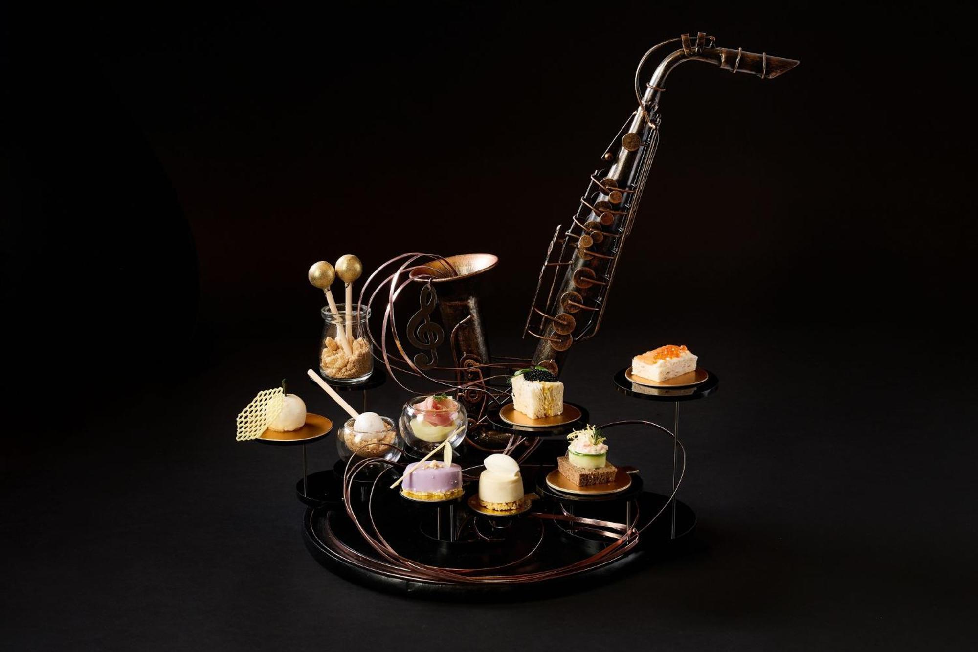 Sheraton Grande Sukhumvit, A Luxury Collection Hotel, Bangkok Exterior foto A saxophone-shaped dessert stand