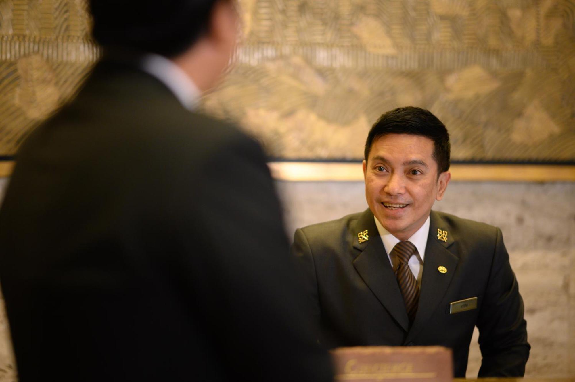 Sheraton Grande Sukhumvit, A Luxury Collection Hotel, Bangkok Exterior foto A hotel concierge