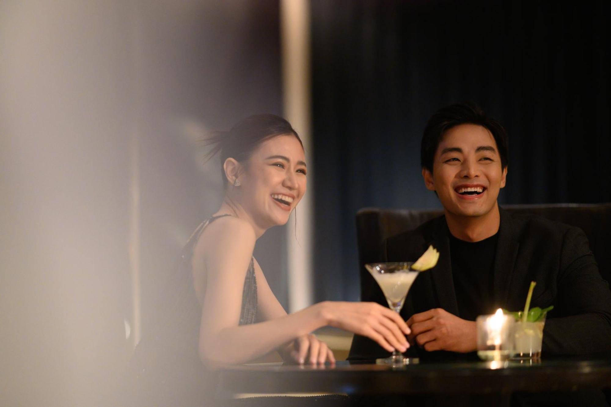 Sheraton Grande Sukhumvit, A Luxury Collection Hotel, Bangkok Exterior foto A couple laughing together