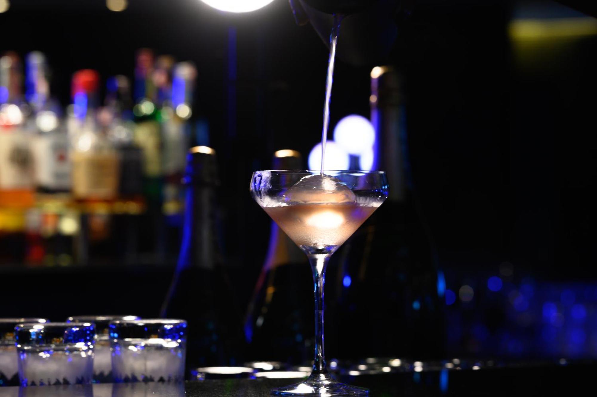 Sheraton Grande Sukhumvit, A Luxury Collection Hotel, Bangkok Exterior foto A martini being poured