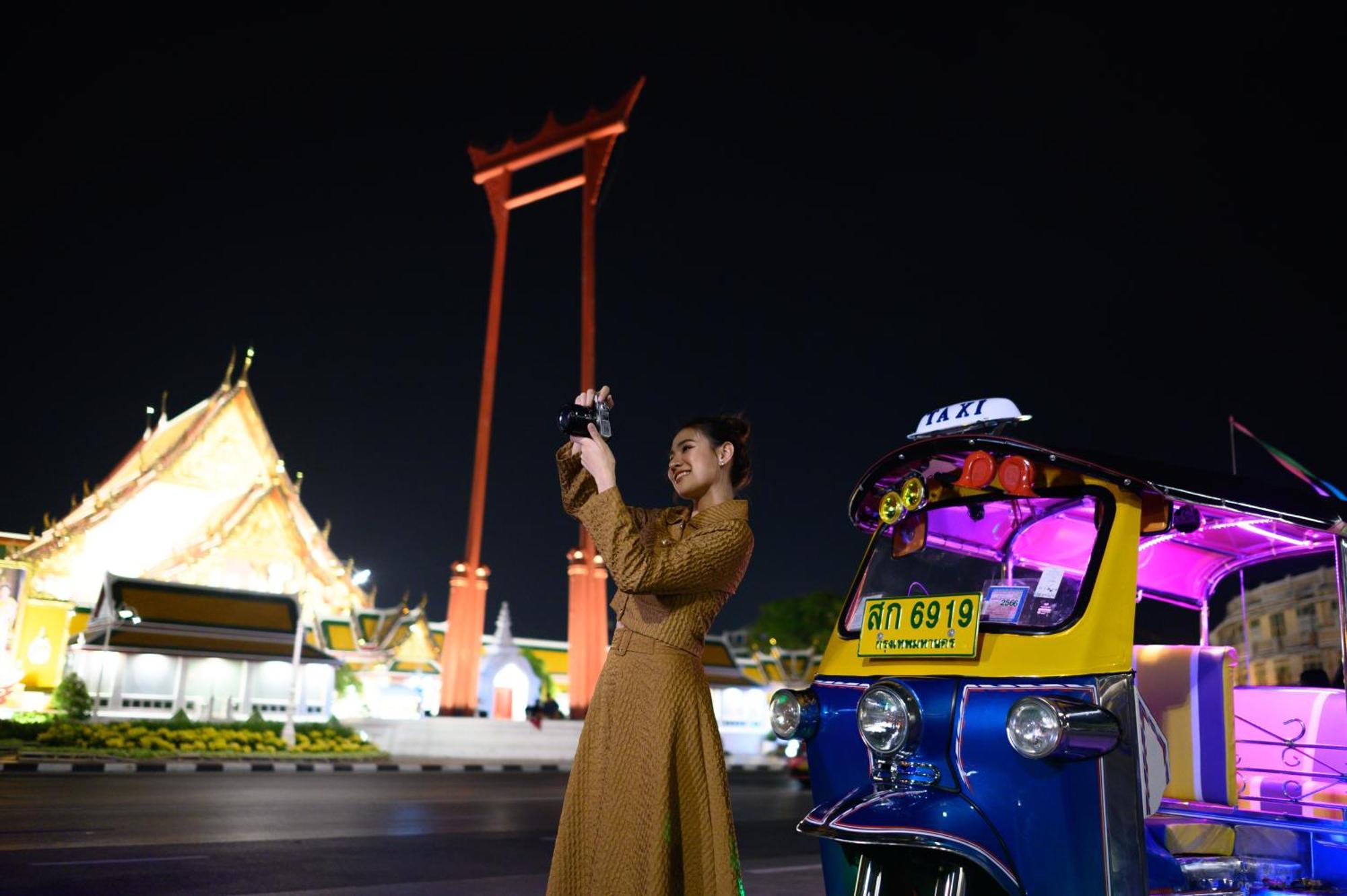 Sheraton Grande Sukhumvit, A Luxury Collection Hotel, Bangkok Exterior foto Thai model at the Chao Phraya River