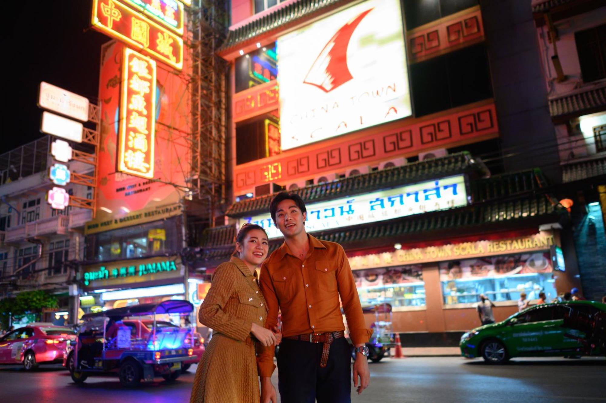 Sheraton Grande Sukhumvit, A Luxury Collection Hotel, Bangkok Exterior foto Thai people in traditional Thai dress
