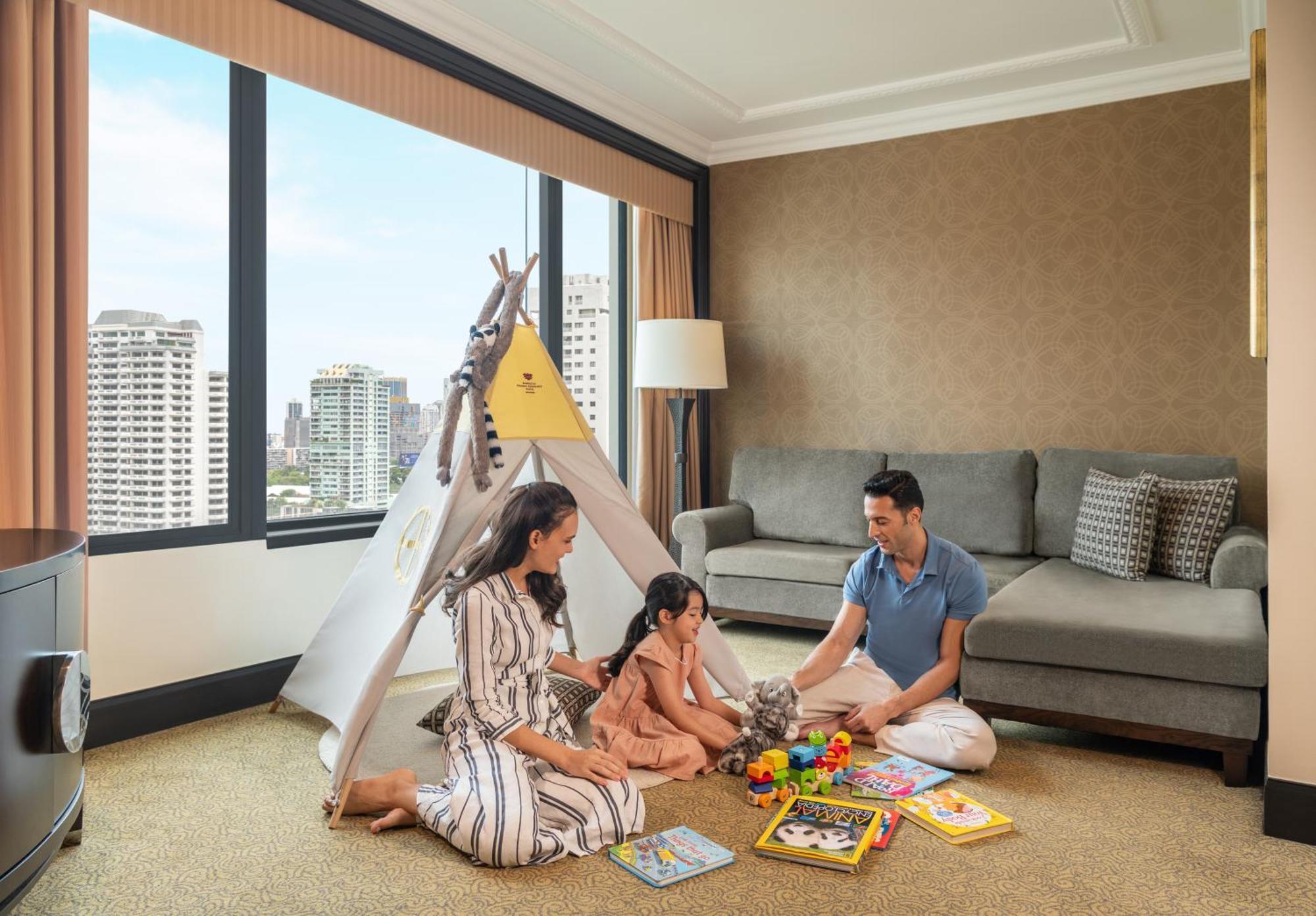 Sheraton Grande Sukhumvit, A Luxury Collection Hotel, Bangkok Exterior foto Family in a hotel room