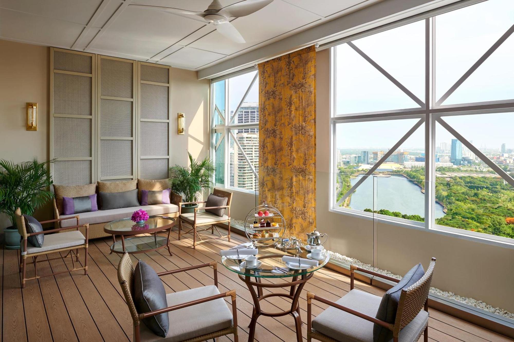 Sheraton Grande Sukhumvit, A Luxury Collection Hotel, Bangkok Exterior foto The living room of a suite at the Mandarin Oriental, Bangkok