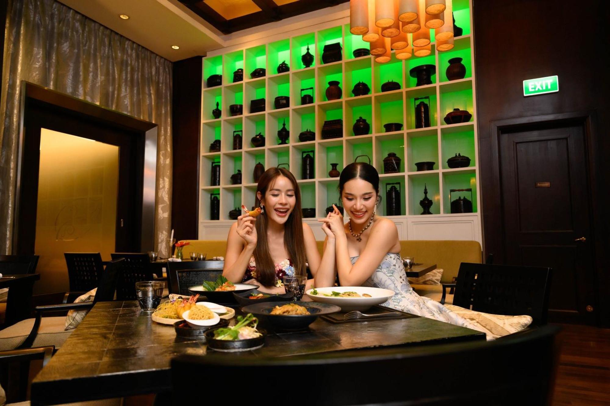 Sheraton Grande Sukhumvit, A Luxury Collection Hotel, Bangkok Exterior foto Thai women eating Thai food