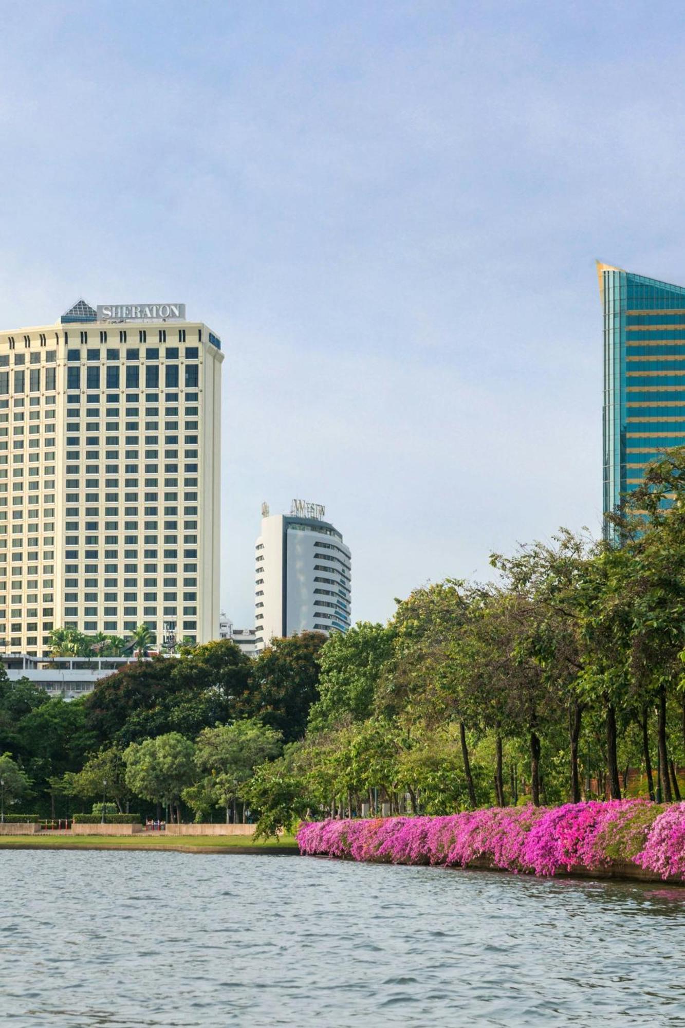 Sheraton Grande Sukhumvit, A Luxury Collection Hotel, Bangkok Exterior foto The hotel (left)
