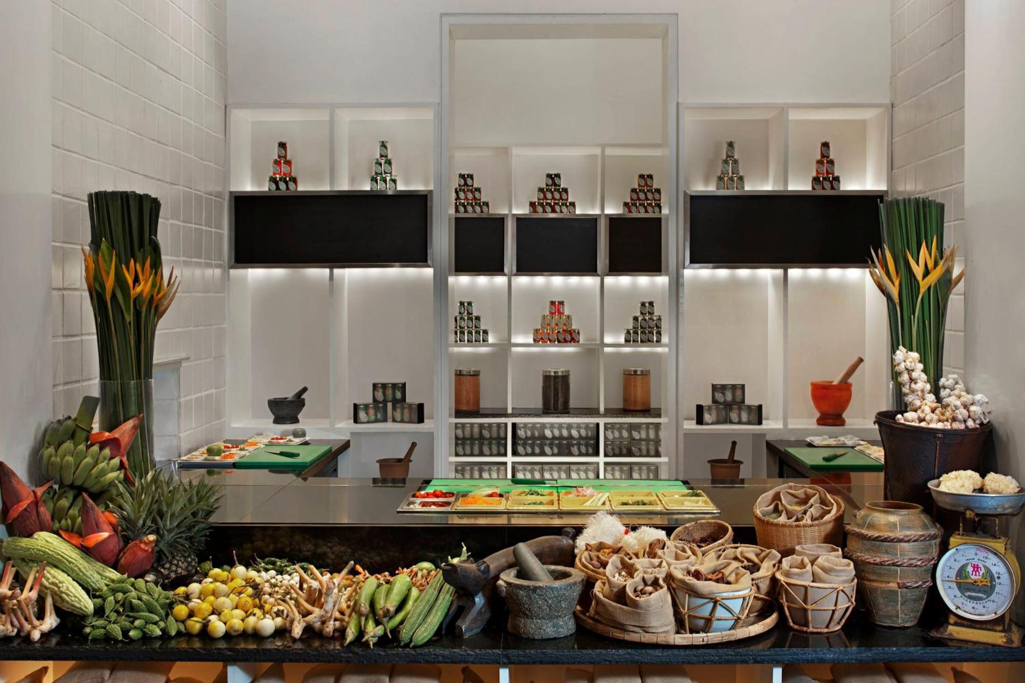 Sheraton Grande Sukhumvit, A Luxury Collection Hotel, Bangkok Exterior foto A live kitchen at a hotel