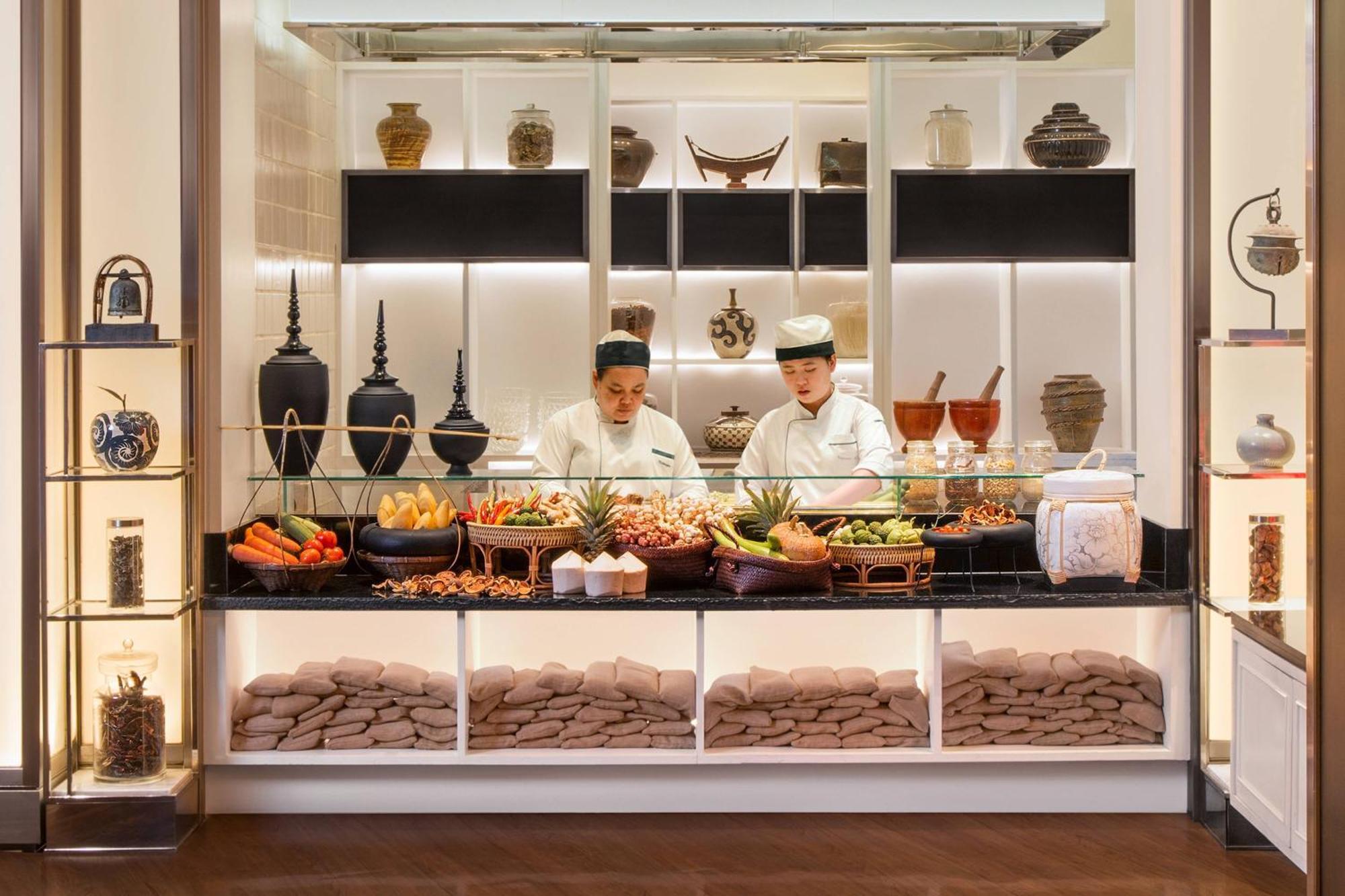 Sheraton Grande Sukhumvit, A Luxury Collection Hotel, Bangkok Exterior foto Thai cuisine at the Four Seasons Hotel, Bangkok