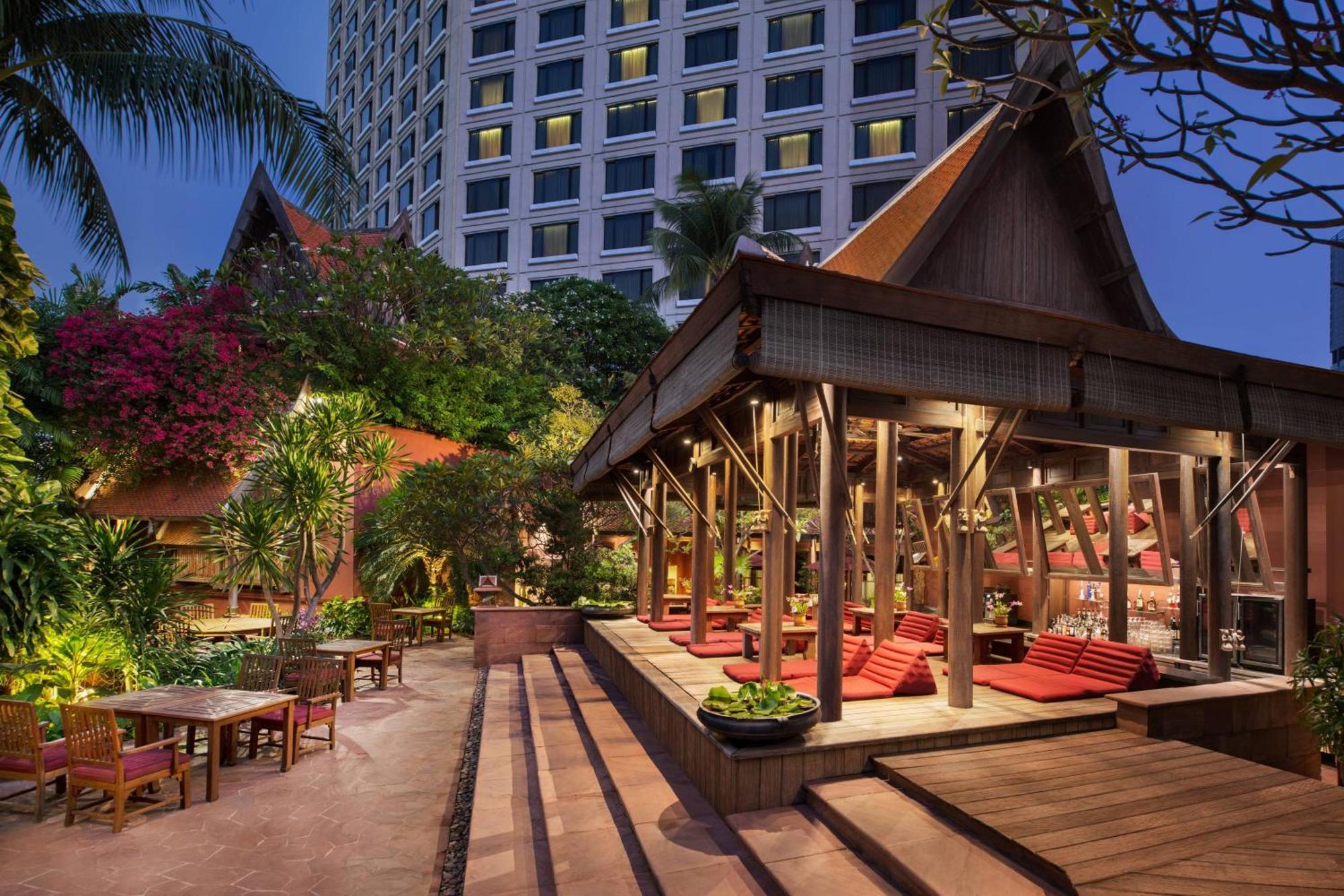 Sheraton Grande Sukhumvit, A Luxury Collection Hotel, Bangkok Exterior foto The Sala Rim Naam restaurant